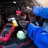 Comment diagnostiquer les problèmes de batterie de voiture en saison de pluies avec un multimètre : guide pratique