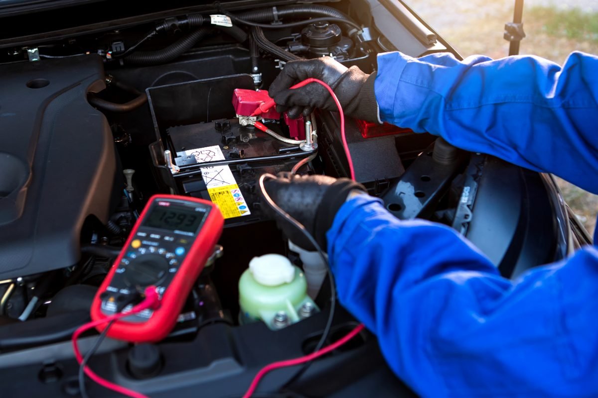 Comment diagnostiquer les problèmes de batterie de voiture en saison de pluies avec un multimètre : guide pratique